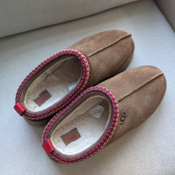 UGG Tazz II Tan Slippers with Red Trim - Picture 9 of 9